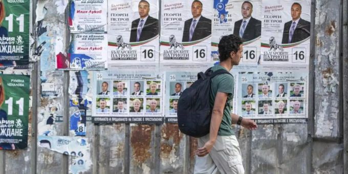 Ein Fussgänger geht in Bulgarien an Wahlplakaten vorbei. In dem EU-Land dürfte schon bald die nächste Parlamentswahl anstehen. Foto: Visar Kryeziu/AP/dpa Ein Fussgänger geht in Bulgarien an Wahlplakaten vorbei. In dem EU-Land dürfte schon bald die nächste Parlamentswahl anstehen. Foto: Visar Kryeziu/AP/dpa