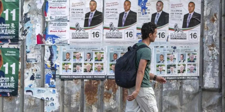 Ein Fussgänger geht in Bulgarien an Wahlplakaten vorbei. In dem EU-Land dürfte schon bald die nächste Parlamentswahl anstehen. Foto: Visar Kryeziu/AP/dpa