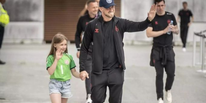 Dänemark-Torhüter Kasper Schmeichel (M) wird von Tochter Isabella zurück auf heimischen Boden begleitet. Foto: Mads Claus Rasmussen/Ritzau Scanpix/AP/dpa Dänemark-Torhüter Kasper Schmeichel (M) wird von Tochter Isabella zurück auf heimischen Boden begleitet. Foto: Mads Claus Rasmussen/Ritzau Scanpix/AP/dpa