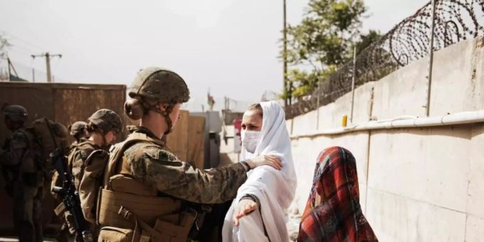 Zwei Zivilisten werden während einer Evakuierung am Hamid Karzai International Airport durch einen Kontrollpunkt geführt. Foto: Staff Sgt. Victor Mancilla/U.S. Marine Corps/AP/dpa afghanistan
