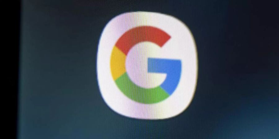 Auf dem Bildschirm eines Smartphones sieht man das Logo der Google-App. Foto: Fabian Sommer/dpa