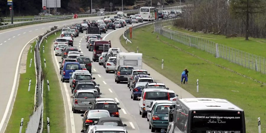 Am Donnerstag kam es zu langen Wartezeiten vor dem Südportal des Gotthardtunnels. (Archivbild)