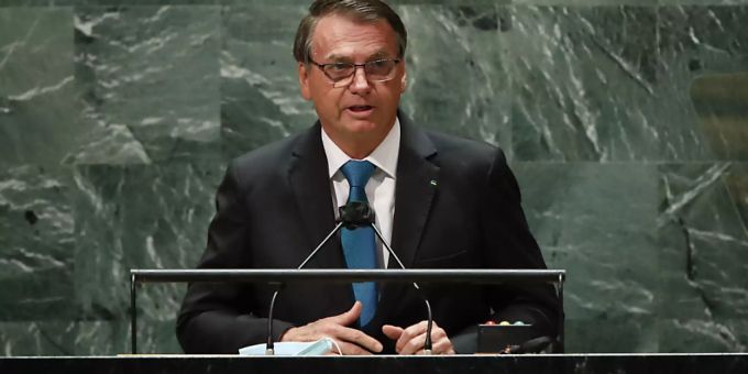 Jair Bolsonaro, Präsident von Brasilien, sorgt mit Aussagen über sein Vorgehen gegen die Corona-Pandemie für Verwunderung. Foto: Eduardo Munoz/Pool Reuters/AP/dpa Jair Bolsonaro, Präsident von Brasilien, sorgt mit Aussagen über sein Vorgehen gegen die Corona-Pandemie für Verwunderung. Foto: Eduardo Munoz/Pool Reuters/AP/dpa