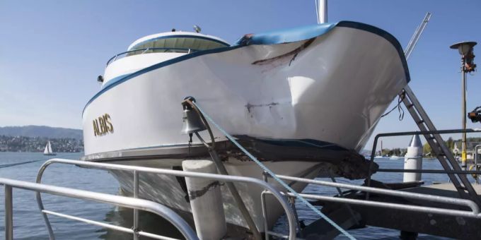 Das verunfallte Passagierschiff "MS Albis", aufgenommen am Mittwoch, 20. April 2016 auf dem Zuerichsee in Kuesnacht bei Zuerich. ms albis