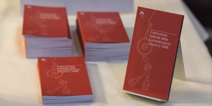 Broschüren mit dem Text der Schweizerischen Bundesverfassung liegen zum Mitnehmen bereit auf einem Tisch in der Eingangshalle des Bundeshauses, an der Herbstsession der Eidgenössischen Räte, am Montag, 13. September 2021 in Bern. (KEYSTONE/Alessandro della Valle) bundesverfassung