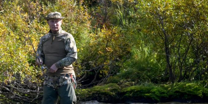 Dieses undatierte Foto von Anfang September 2021 zeigt Russlands Präsidenten Wladimir Putin, der während eines Kurzurlaubs in der Region Amur im Osten des Landes in einem Gewässer steht und angelt. Der Kreml hat mehrere Fotos des russischen Präsidenten im Urlaub veröffentlicht. Foto: Alexei Druzhinin/Pool Sputnik Kremlin/AP/dpa - ACHTUNG: Nur zur redaktionellen Verwendung und nur mit vollständiger Nennung des vorstehenden Credits Dieses undatierte Foto von Anfang September 2021 zeigt Russlands Präsidenten Wladimir Putin, der während eines Kurzurlaubs in der Region Amur im Osten des Landes in einem Gewässer steht und angelt. Der Kreml hat mehrere Fotos des russischen Präsidenten im Urlaub veröffentlicht. Foto: Alexei Druzhinin/Pool Sputnik Kremlin/AP/dpa - ACHTUNG: Nur zur redaktionellen Verwendung und nur mit vollständiger Nennung des vorstehenden Credits