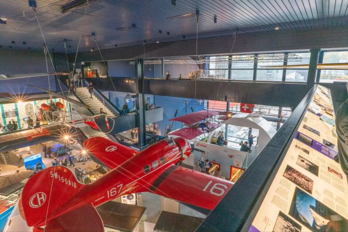 Eine Lockheed Orion der Swissair (damals noch mit der Kennzeichnung «CH»; mit dem Eintritt der Schweiz zur Internationalen Luftfahrtskomission 1934 wurde daraus «HB». Wer ein paar unterhaltsame Momente vor dem Bildschirm erleben will, googelt die verschiedenen Erklärungen für das neue Kürzel). s