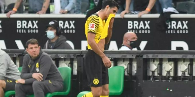 Dortmunds Mahmoud Dahoud geht nach der Roten Karte vom Platz. Foto: Bernd Thissen/dpa Dortmunds Mahmoud Dahoud geht nach der Roten Karte vom Platz. Foto: Bernd Thissen/dpa