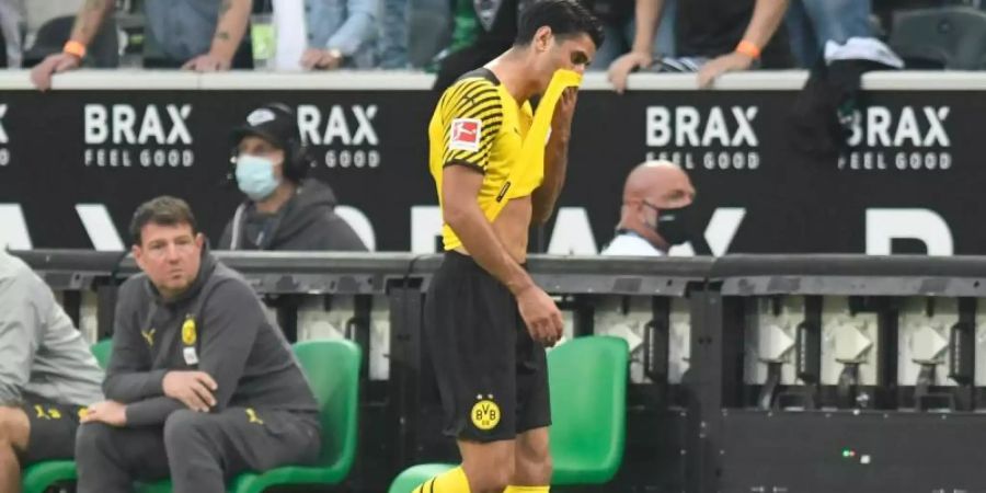 Dortmunds Mahmoud Dahoud geht nach der Roten Karte vom Platz. Foto: Bernd Thissen/dpa