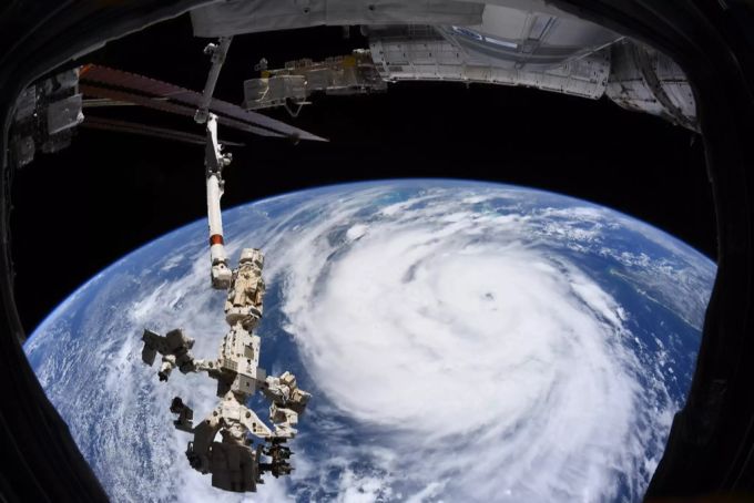 Ein an Bord der Internationalen Raumstation (ISS) aufgenommenes und von der Europäischen Weltraumorganisation (ESA) zur Verfügung gestelltes Bild zeigt den Hurrikan Ida, der im Golf von Mexiko wütet. Ida
