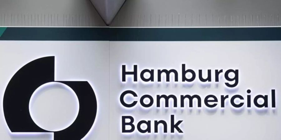 Das Logo der Hamburg Commercial Bank, der Nachfolgerin der früheren HSH Nordbank. Foto: Daniel Reinhardt/dpa