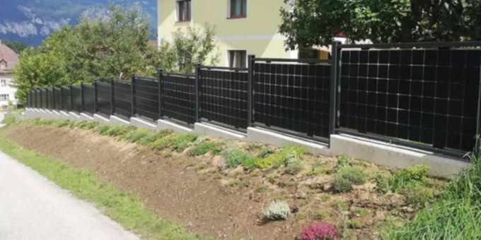 In Österreich stehen bereits über 5km Solarzäune (siehe Bild) der Solarzaun GmbH aus Winterthur. Jetzt steht der erste auch in Elsau in nahe des Hauptsitzes der Firma. Solarzaun GmbH zu Elsau