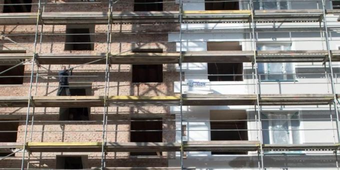 An einem Altbau wird während der Renovierung eine Wärmedämmung an die Fassade angebracht. Foto: Arno Burgi/dpa-Zentralbild/dpa An einem Altbau wird während der Renovierung eine Wärmedämmung an die Fassade angebracht. Foto: Arno Burgi/dpa-Zentralbild/dpa
