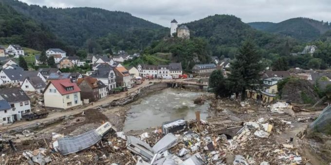 Meterhoch türmen sich Wohnwagen, Gastanks, Bäume und Schrott Mitte Juli an einer Brücke über der Ahr. überschwemmung