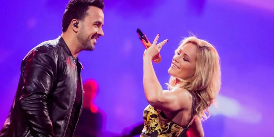 Helene Fischer mit Luis Fonsi 2018 in der Helene Fischer Show. Foto: Rolf Vennenbernd/dpa