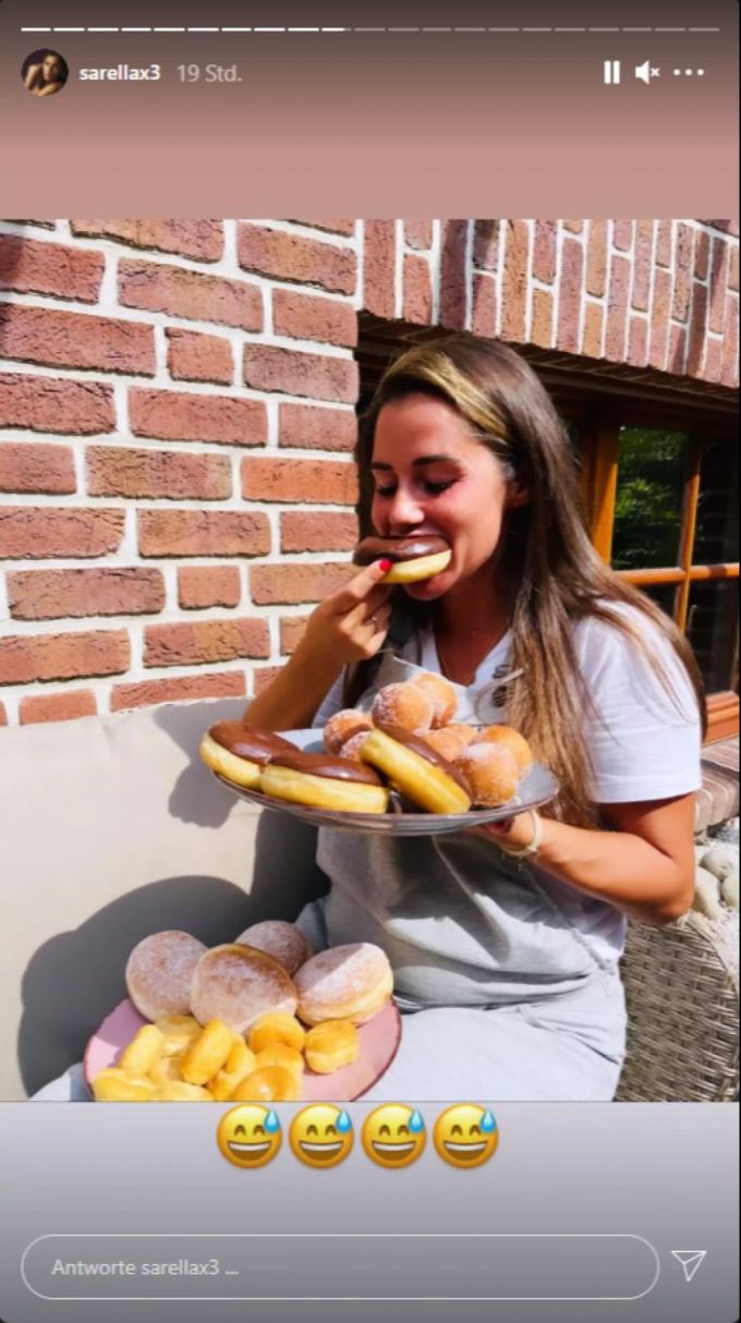 Sarah Engels mampft einen Donut. Sarah Engels