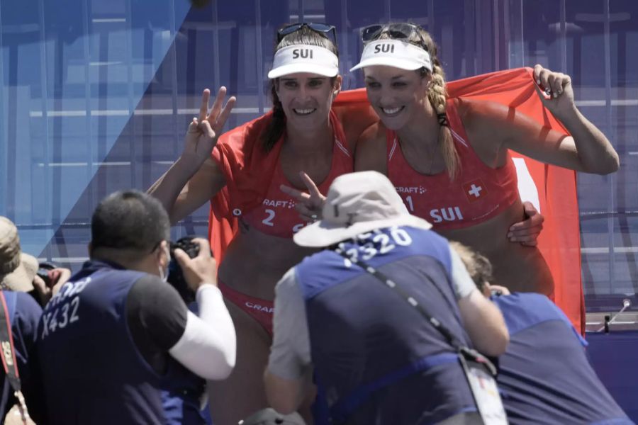 Traum bei Olympia 2021: Joana Heidrich (l.) und Anouk Vergé-Dépré (r.) gewinnen Bronze im Beachvolleyball.