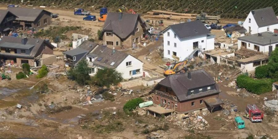 Rettungskräfte sind nach dem Hochwasser in Marienthal im Einsatz. Die Flut hat auch hier zahlreiche Häuser zerstört. Foto: Thomas Frey/dpa