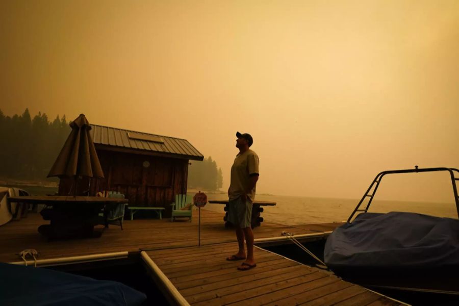 Ein Mann beobachtet am 6. September 2020 in Shaver Lake den vom Creek-Feuer verursachten Rauch am Himmel.