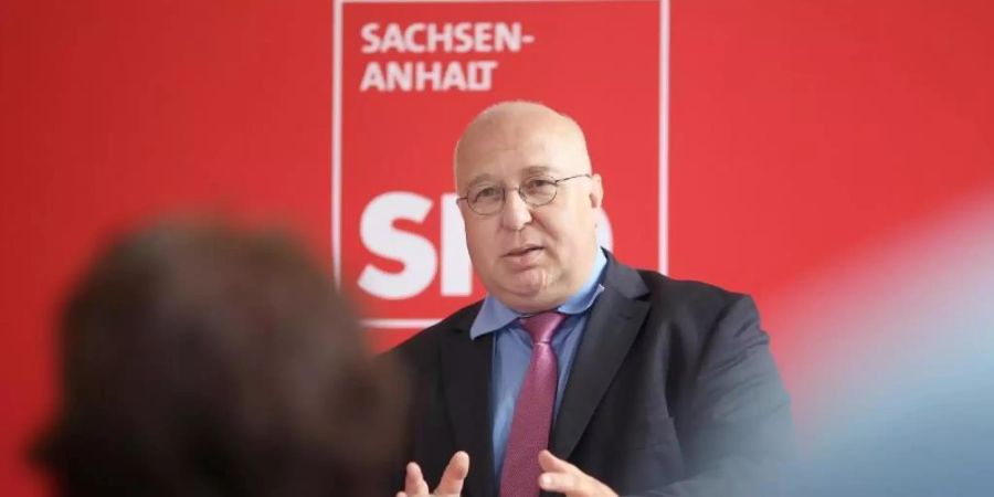 Die SPD in Sachsen-Anhalt hat dem Entwurf eines Koalitionsvertrags mit CDU und FDP zugestimmt. SPD-Landeschef Andreas Schmidt ist zufrieden mit dem Ergebnis einer Mitgliederbefragung. Foto: Ronny Hartmann/dpa