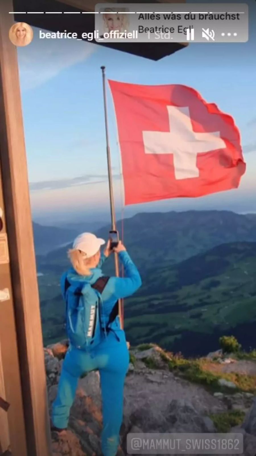 Beatrice Egli filmt die Aussicht.