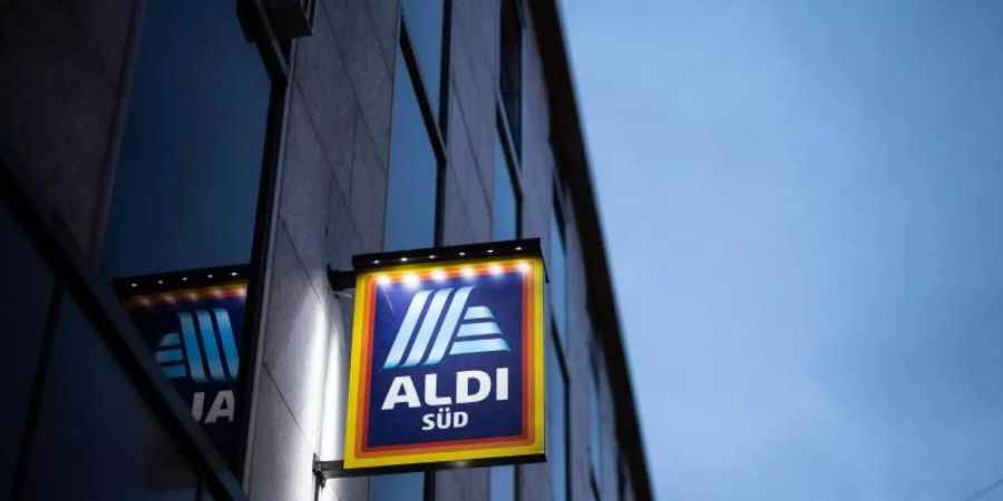 Nach Lidl, Rewe und Kaufland will nun auch der Discounter Aldi Löhne und Gehälter der Mitarbeiterinnen und Mitarbeiter noch vor einem Tarifabschluss einseitig erhöhen. Foto: Marcel Kusch/dpa