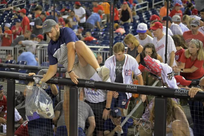 In Washington bricht Panik unter den Fans aus. MLB