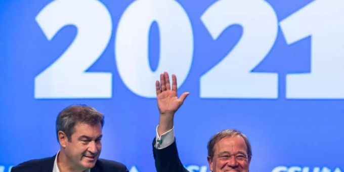 Markus Söder (l), CSU-Parteivorsitzender und Ministerpräsident von Bayern, und Armin Laschet, Unions-Kanzlerkandidat und CDU-Vorsitzender, stehen beim Parteitag der CSU gemeinsam auf der Bühne. Foto: Peter Kneffel/dpa Markus Söder (l), CSU-Parteivorsitzender und Ministerpräsident von Bayern, und Armin Laschet, Unions-Kanzlerkandidat und CDU-Vorsitzender, stehen beim Parteitag der CSU gemeinsam auf der Bühne. Foto: Peter Kneffel/dpa