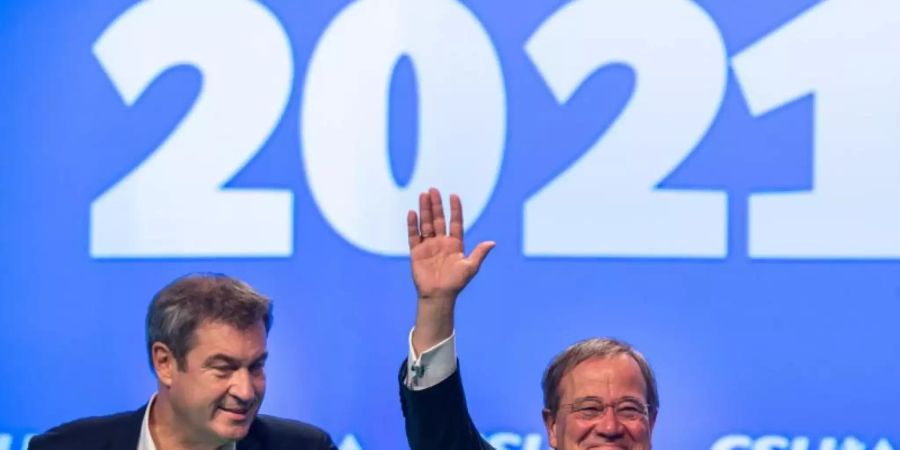Markus Söder (l), CSU-Parteivorsitzender und Ministerpräsident von Bayern, und Armin Laschet, Unions-Kanzlerkandidat und CDU-Vorsitzender, stehen beim Parteitag der CSU gemeinsam auf der Bühne. Foto: Peter Kneffel/dpa