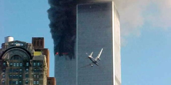 Ein Flugzeug rast am 11. September 2001 in einen der Twin Towers. USA