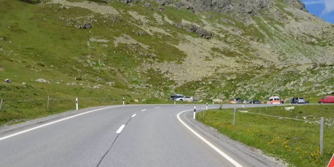 Auf der Julierstrasse ist ein Motorrad mit einem abbiegenden Personenwagen kollidiert.