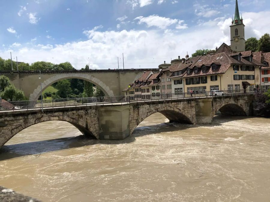 Der Wasserpegel der Aare in Bern ist deutlich gestiegen.