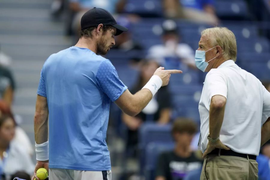 Andy Murray beschwert sich beim Schiedsrichter.