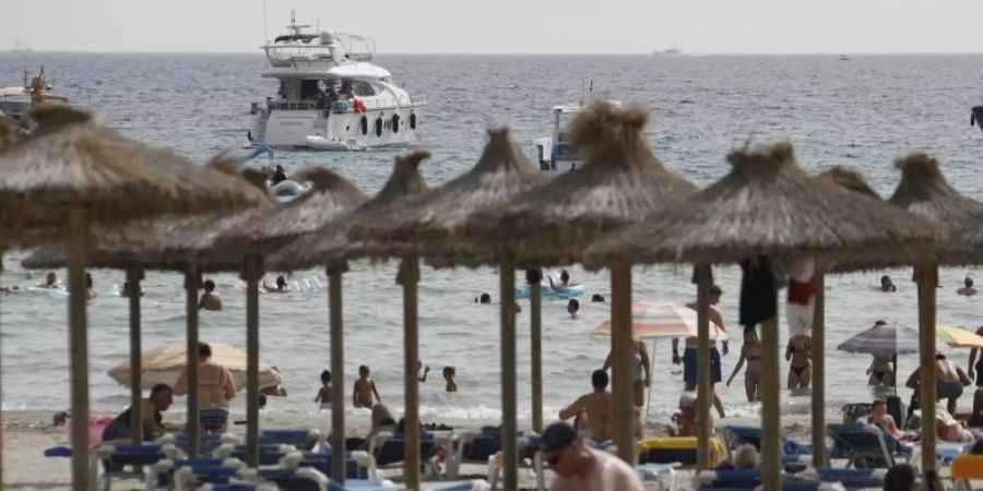 Touristen am Strand von Paguera. Spanien und die Niederlande sind seit Mitternacht als Corona-Hochinzidenzgebiete eingestuft. Foto: Clara Margais/dpa