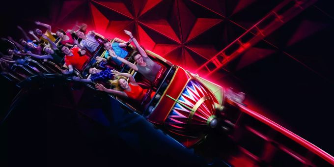 Die Eurosat Can Can ist der Nachfolger der legendären Dunkelachterbahn Eurosat; das Moulin Rouge und die Pariser Nacht ersetzen das ehemalige Weltraum-Setting, spektakulär ist die Fahrt in der dunklen Kugel immer noch. Europapark Bus