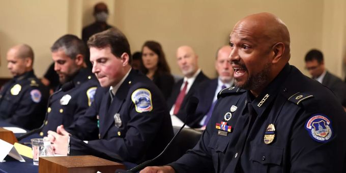 Polizisten des Kapitols in Washington DC. bei der Anhörung. capitol