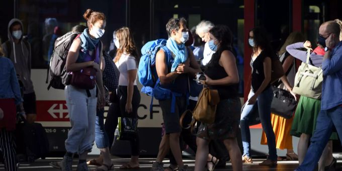 Pendler tragen am Bahnhof Lausanne Masken. Coronavirus