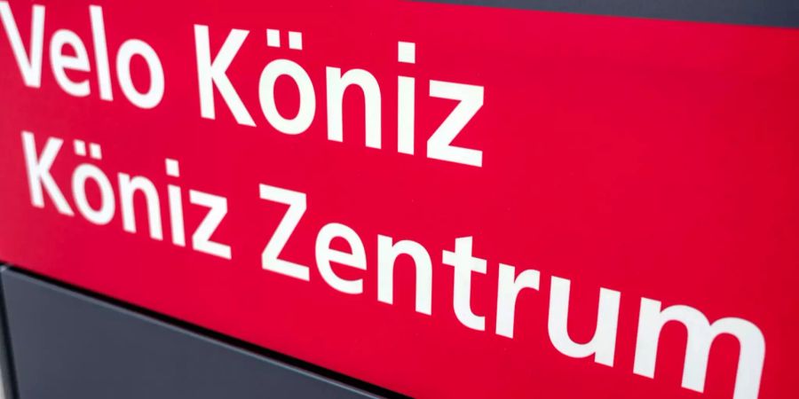 Schild von Velo Köniz im Zentrum von Köniz.