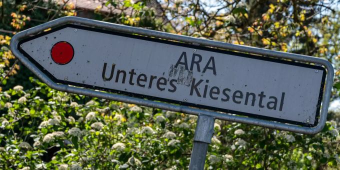 Schild der ARA Unteres Kiesental. Schild der ARA Unteres Kiesental.