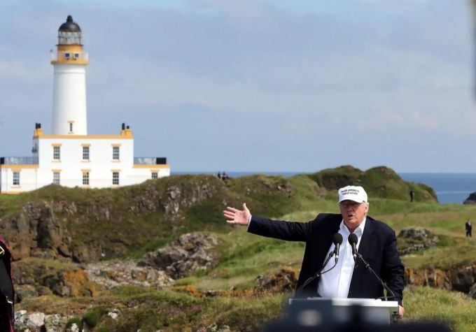 Donald Trump hält am 24. Juni 2016 eine Rede bei der Wiedereröffnung der Golfanlage im Trump Turnberry Ressort in Schottland. Coronavirus Trump Grossbritannien Geld