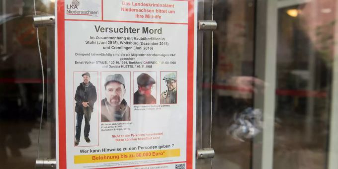 Das vor drei Jahren abgelichtete Fahndungsplakat des LKA Niedersachsen im Landgericht in Verden zeigt zwei ehemalige Mitglieder der Rote Armee Fraktion (RAF), Burkhard Garweg (r) und Ernst-Volker Staub (l). rote armee fraktion