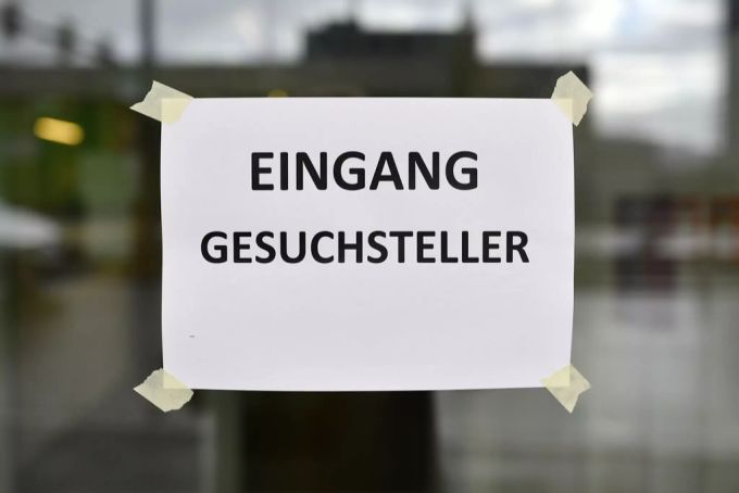 Wegen des Coronavirus und der dadurch bedingten Grenzschliessung brechen die Anmeldungen für Asylgesuche regelrecht ein. coronavirus asylzentren