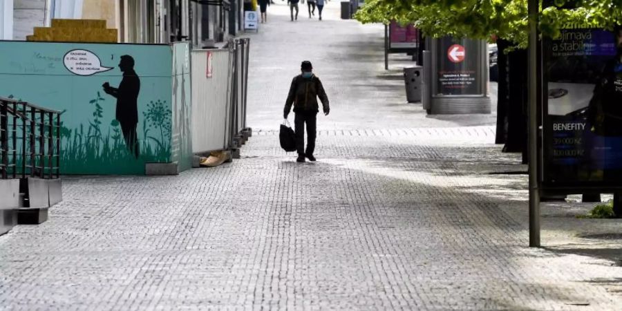 Der fast menschenleere Wenzelsplatz. Tschechien lockert langsam einige seiner Coronavirus-Beschränkungen, so sind auch Hochzeiten wieder erlaubt - mit Auflagen. Foto: Vít imánek/CTK/dpa