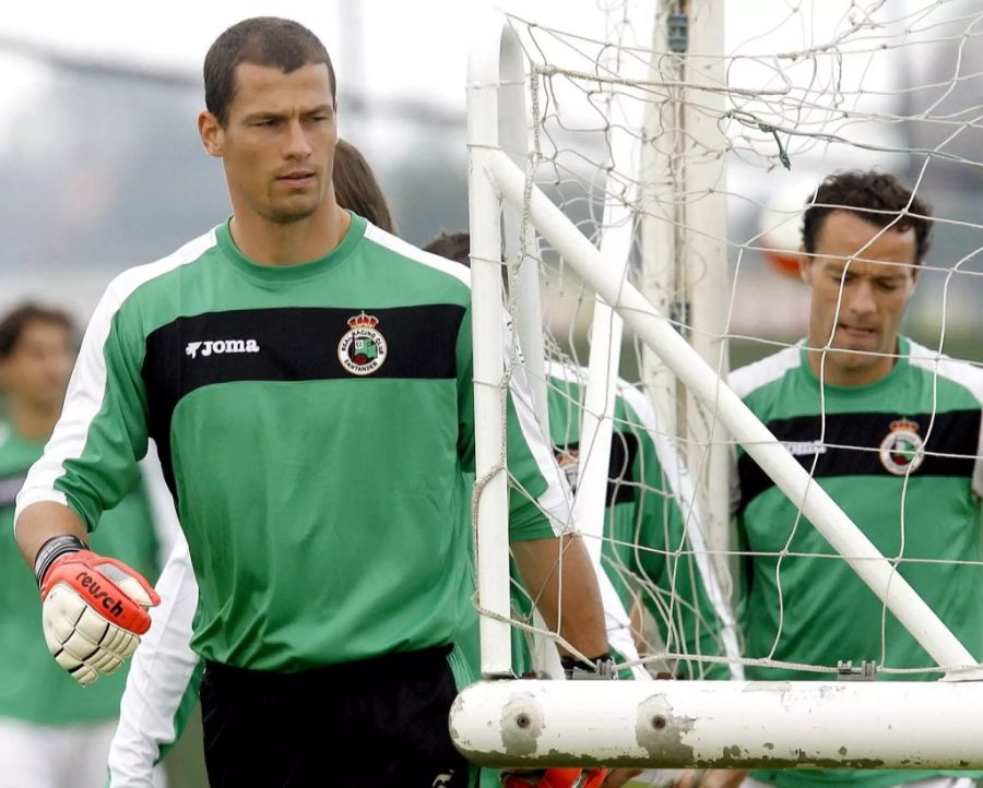 Danach wechselte der Goalie nach Spanien zu Racing Santander, wo er vier Jahre spielte.