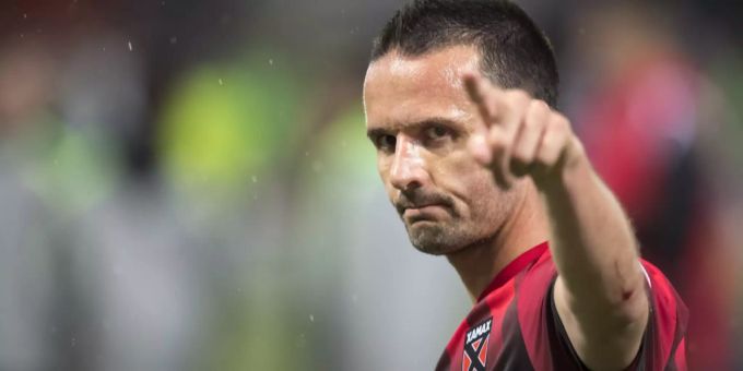 Raphäel Nuzzolo sichert Xamax gegen den FC Thun drei Punkte. FC Thun Xamax