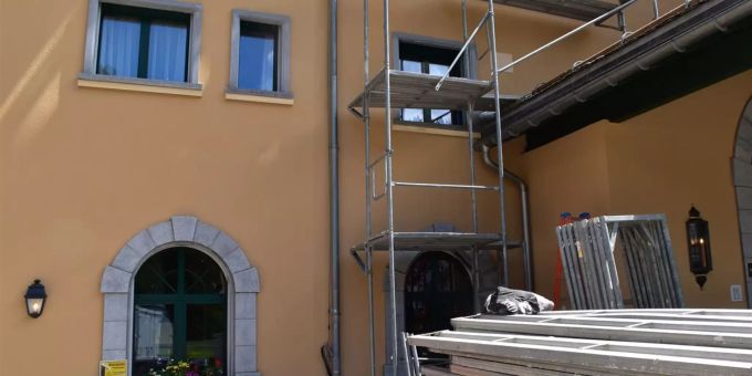 In Klosters-Serneus GR stürzte ein Bauarbeiter von einem Gerüst und verletzte sich mittelschwer. klosters-serneus gerüst