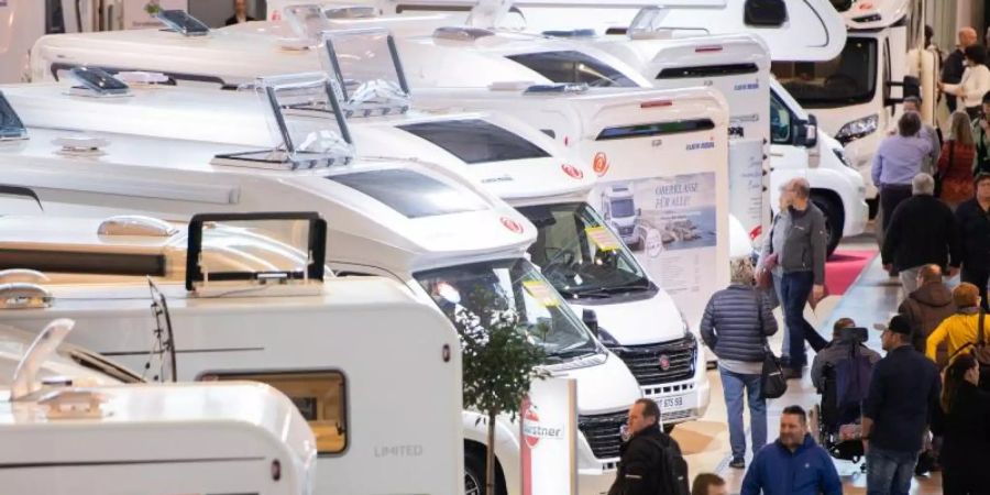 Wohnmobile stehen auf der Reisemesse CMT in Stuttgart (Symbolbild). Foto: Tom Weller/dpa