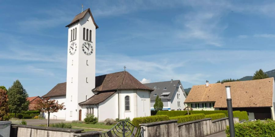 Die Römisch-katholische Kirche in Gunzgen. Das heutige äussere Erscheinungsbild erhielt die Pfarrkirche 1951. Sie wurde erneut vergrössert und mit einem Turm mit vier neuen Glocken bereichert. In den 60iger Jahren wurde der Innenraum entbarockisiert, anstelle des Hochaltars wurde im Chor ein Kreuz errichtet und der Tabernakel an den linken Seitenaltar versetzt.