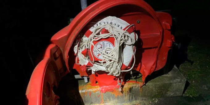 Durch die aufgebotene Feuerwehr Neuhausen am Rheinfall konnte die brennende Box mit Rettungsring, welche dabei vollständig zerstört wurde, gelöscht werden. Brand