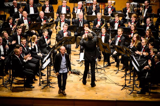 Das Orchester bei einem Auftritt in Brüssel 2018. Links im Vordergrund José Suñer Oriola. Orchester BOS